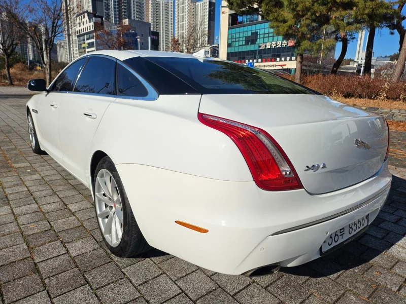Jaguar XJ