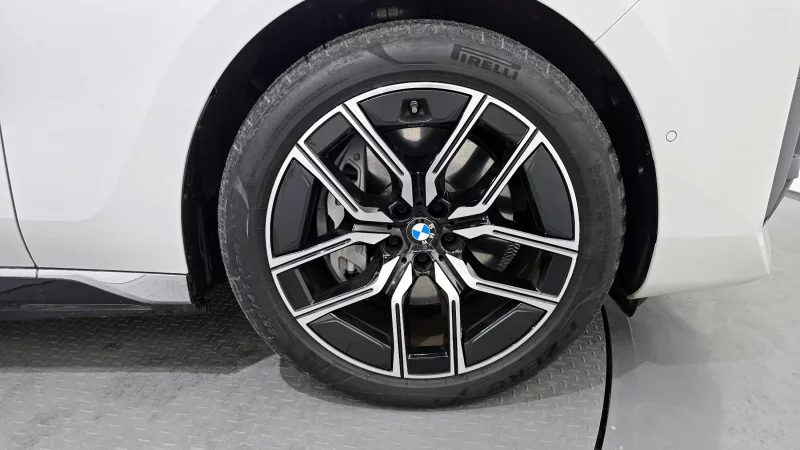BMW i7