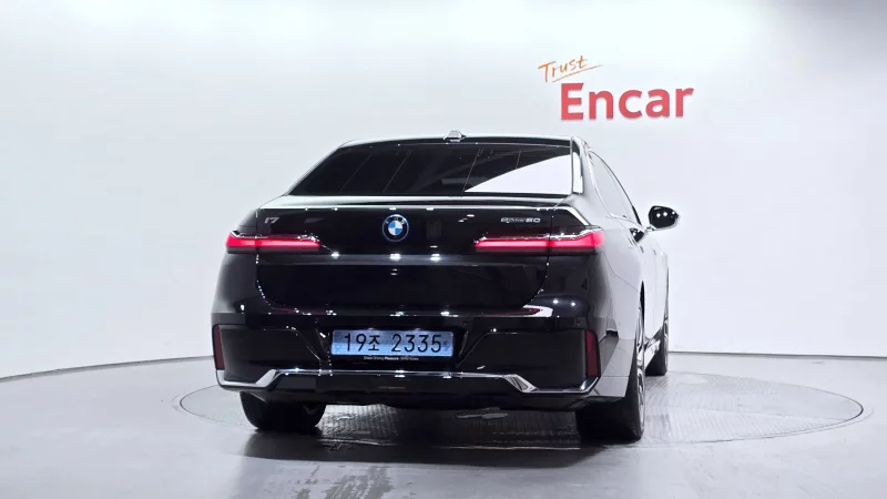 BMW i7