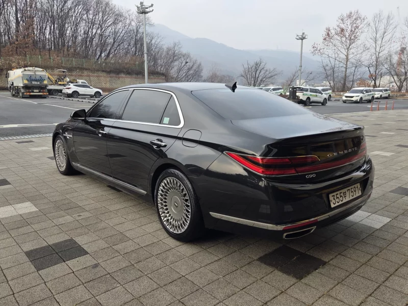 Genesis G90