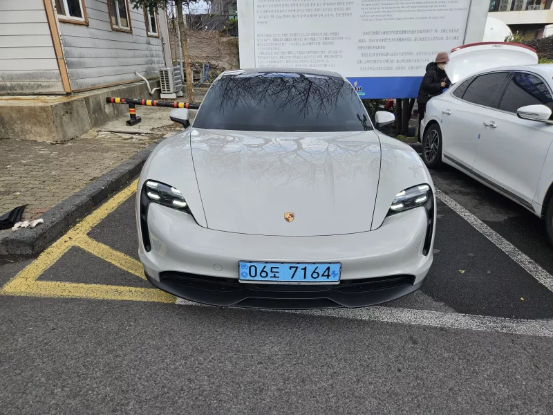 Porsche TAYCAN