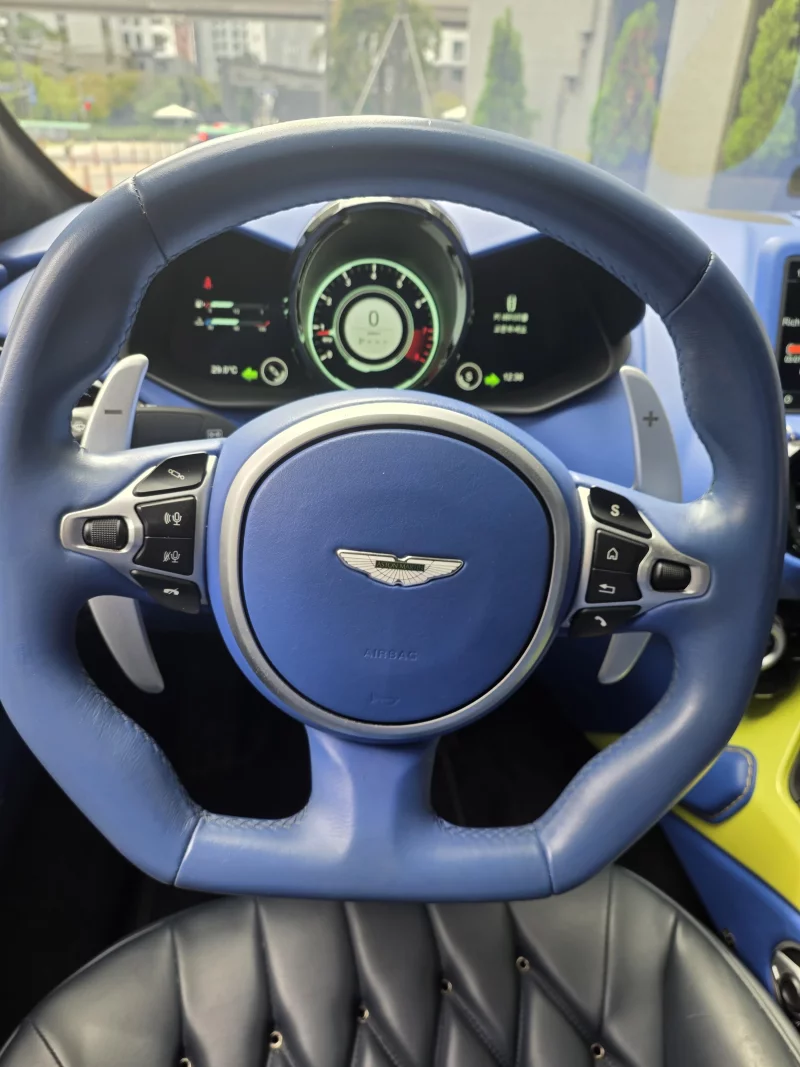 Aston Martin VANTAGE