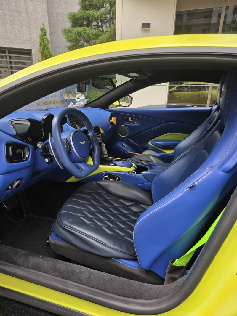 Aston Martin VANTAGE