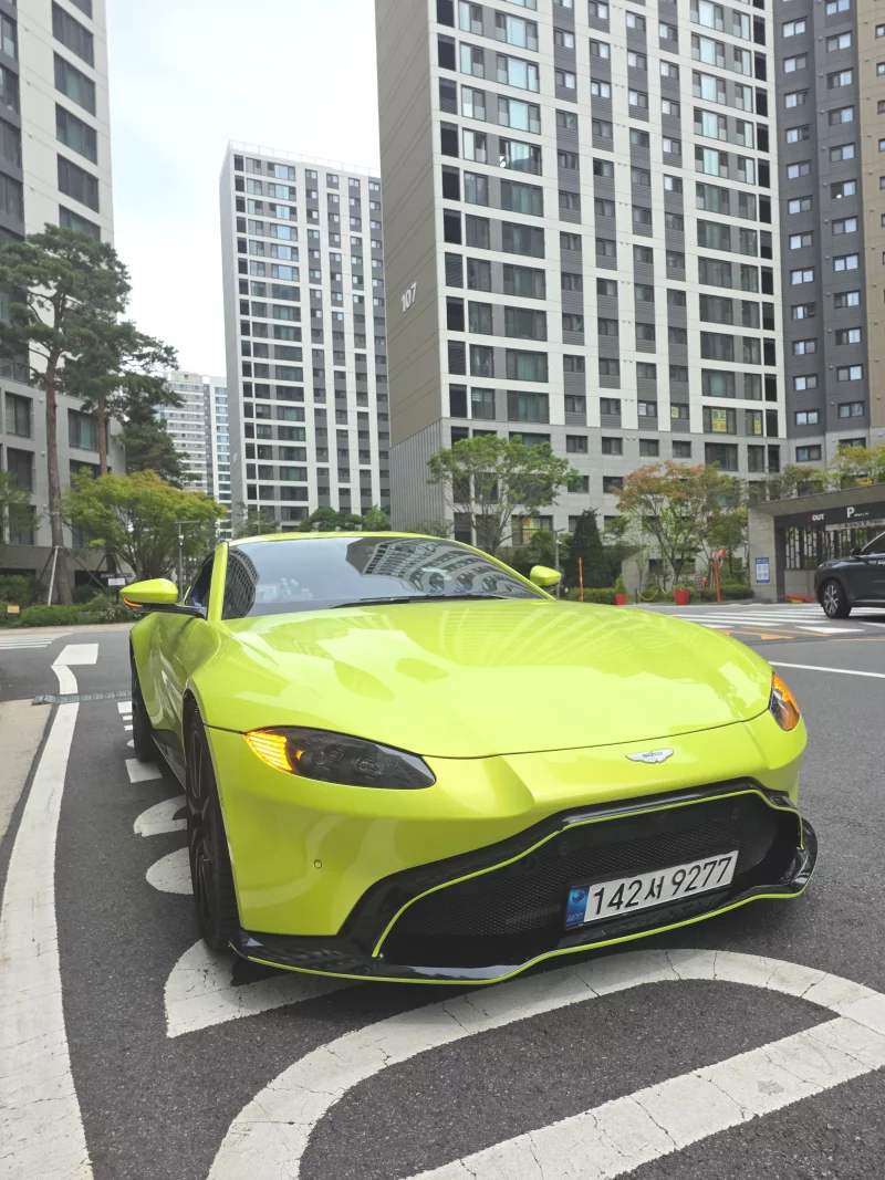 Aston Martin VANTAGE