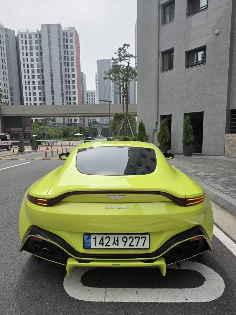 Aston Martin VANTAGE