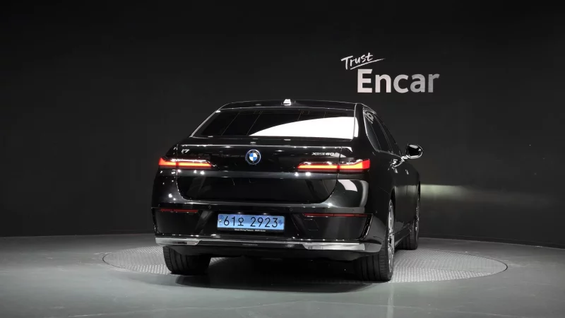 BMW i7