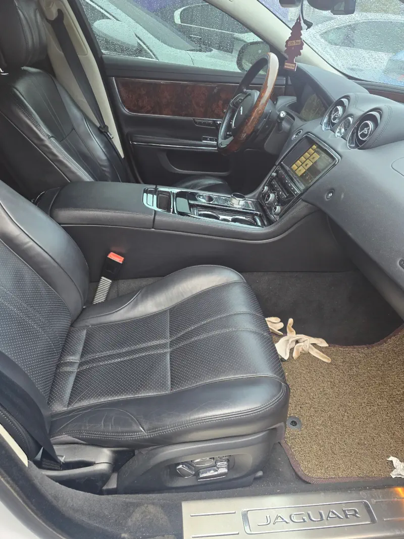 Jaguar XJ