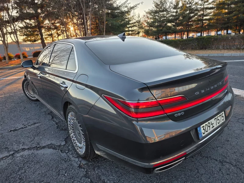 Genesis G90