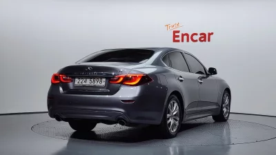 Infiniti Q70