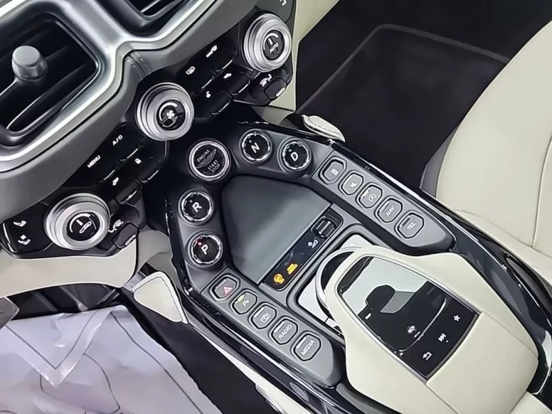 Aston Martin VANTAGE