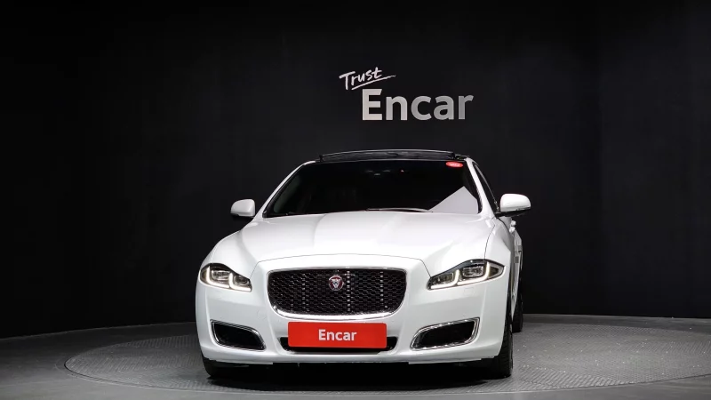 Jaguar XJ