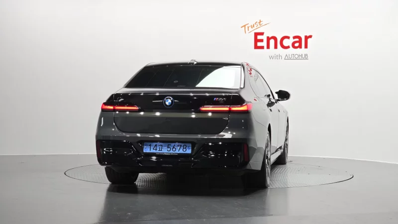 BMW i7