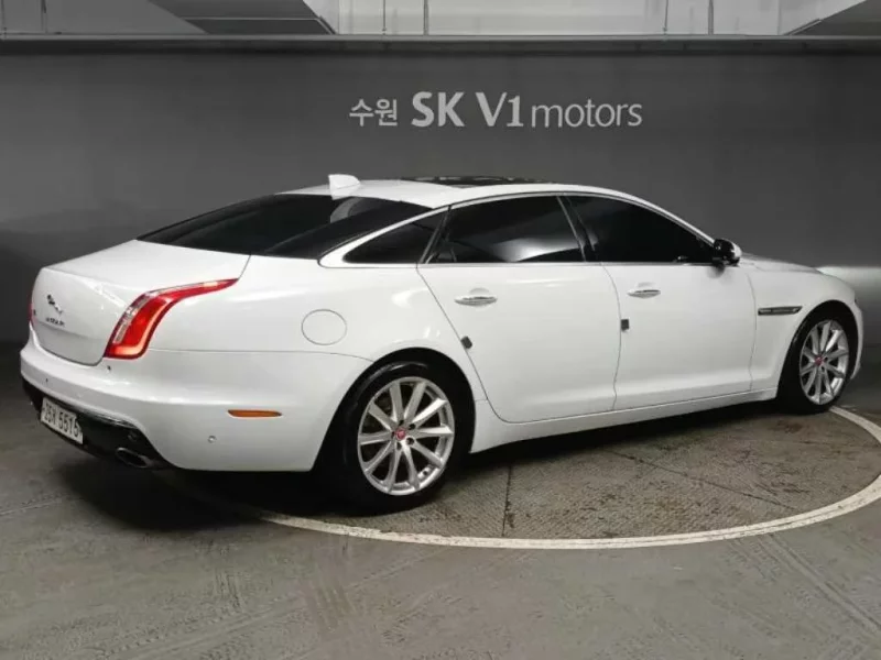 Jaguar XJ