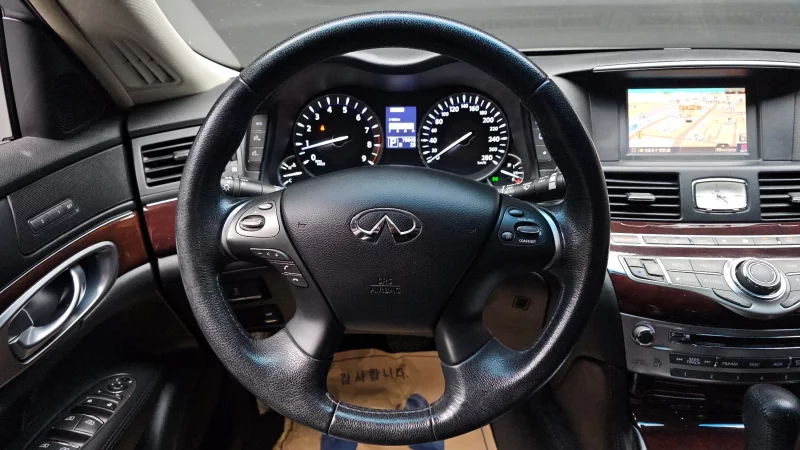 Infiniti M