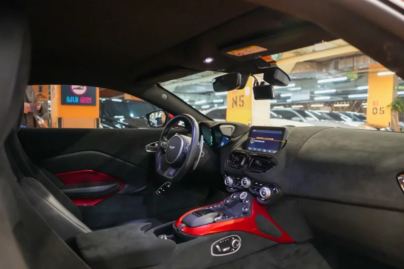 Aston Martin VANTAGE