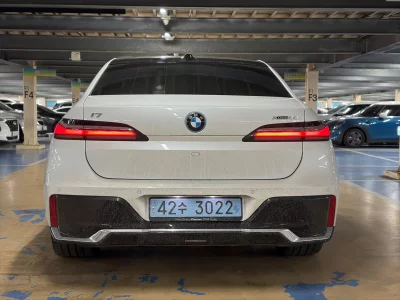 BMW i7