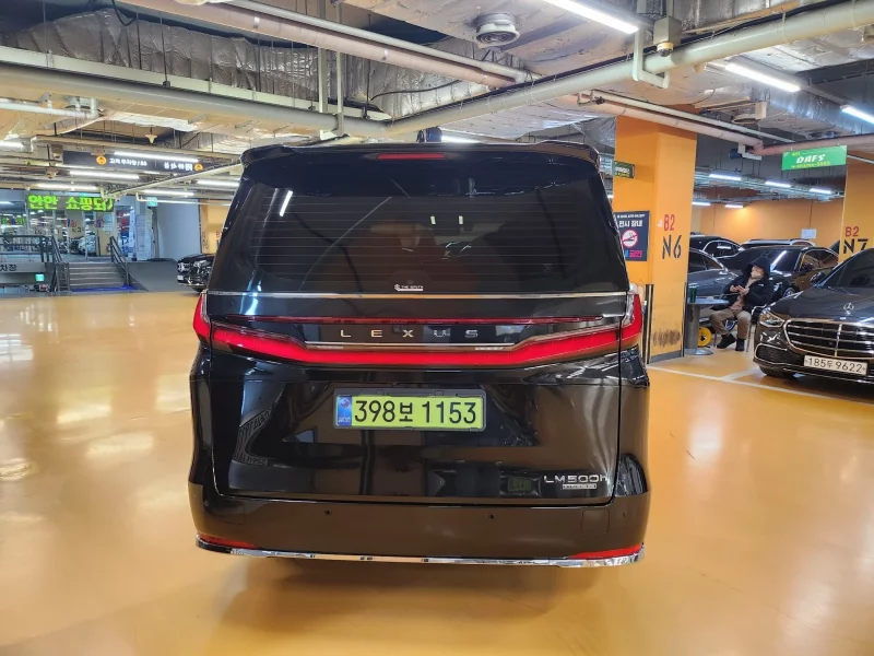 Lexus LM