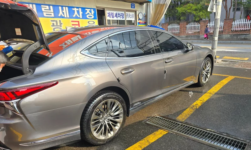 Lexus LS