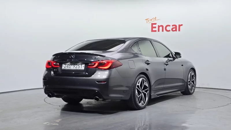 Infiniti Q70