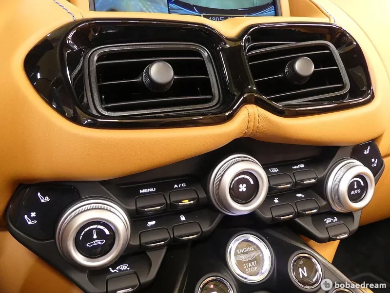 Aston Martin VANTAGE