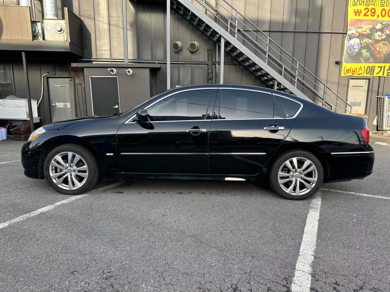 Infiniti M