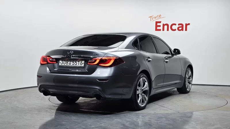 Infiniti Q70
