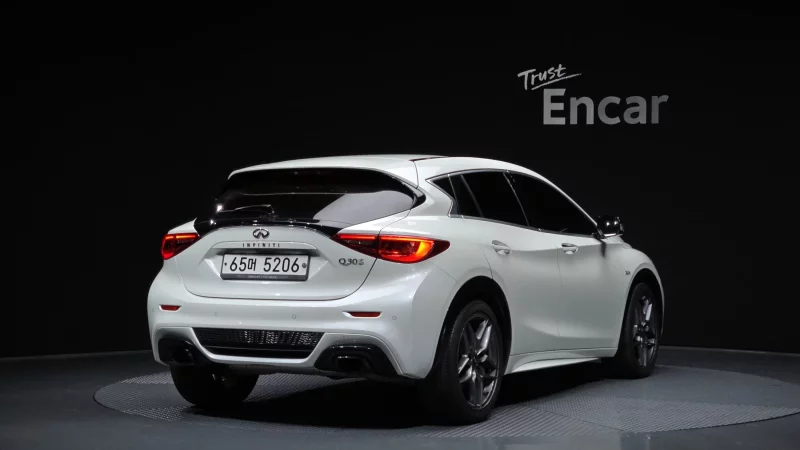 Infiniti Q30
