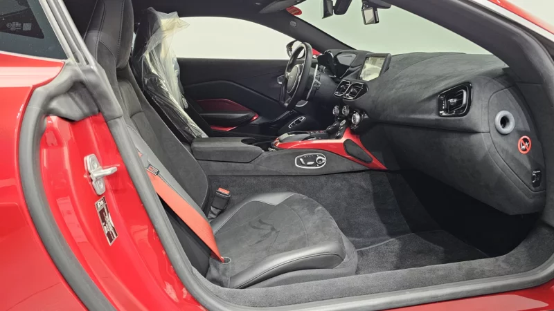 Aston Martin VANTAGE