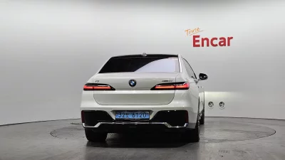 BMW i7