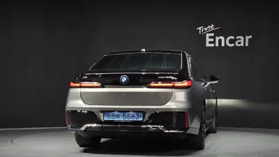 BMW i7