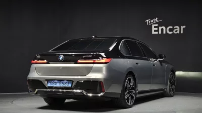 BMW i7
