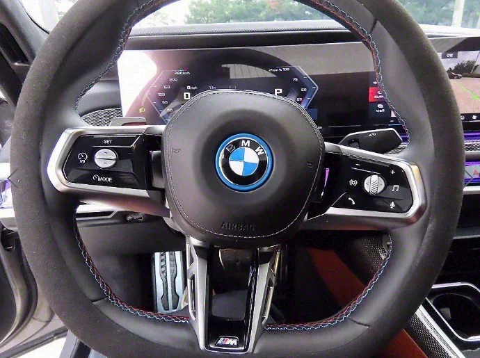 BMW i7