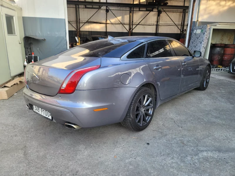 Jaguar XJ