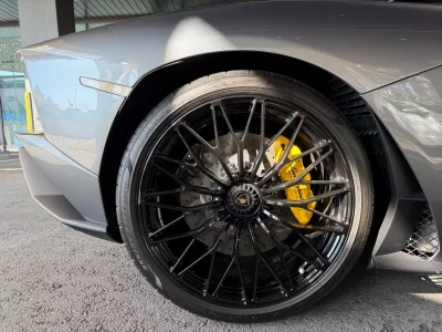 Lamborghini AVENTADOR
