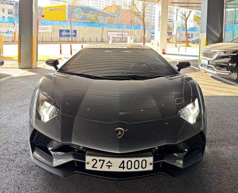 Lamborghini AVENTADOR