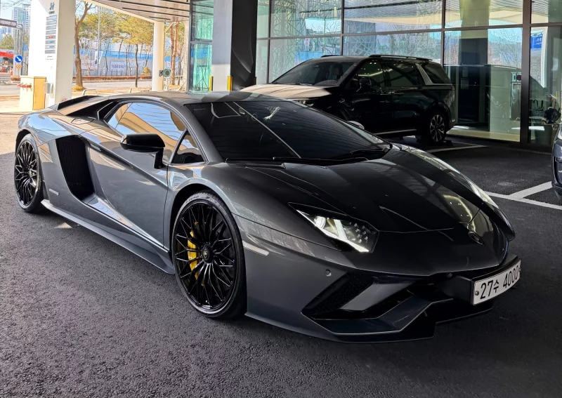 Lamborghini AVENTADOR