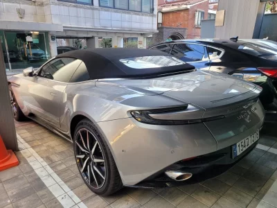 Aston Martin DB11
