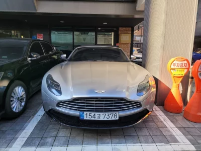 Aston Martin DB11