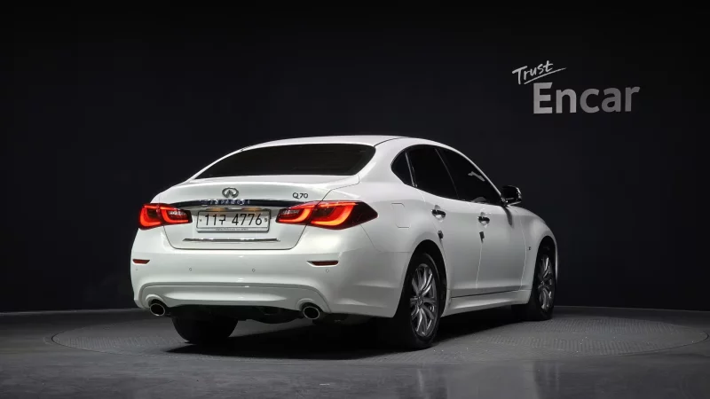 Infiniti Q70