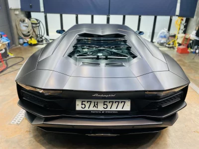 Lamborghini AVENTADOR