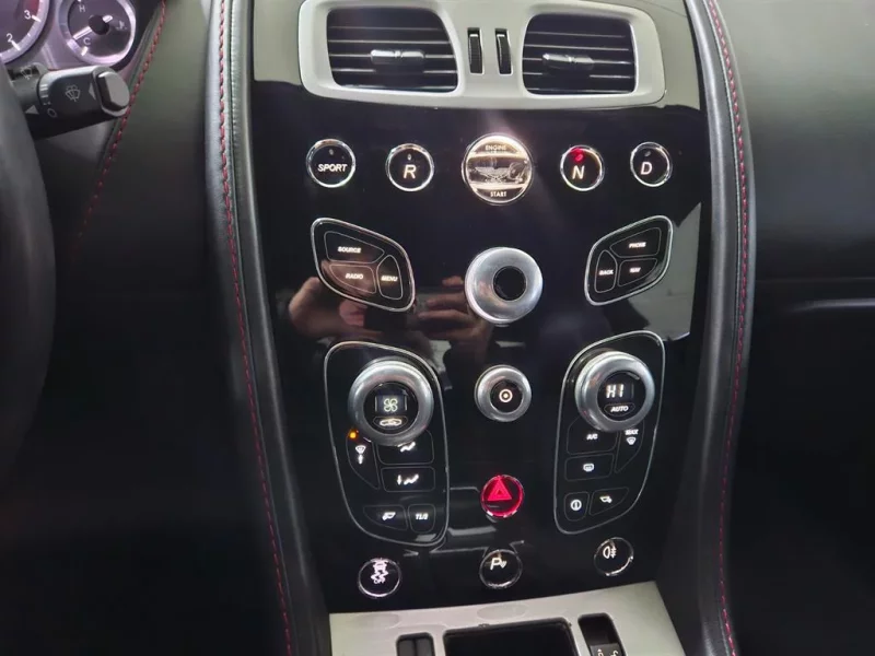 Aston Martin VANTAGE