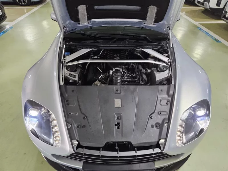 Aston Martin VANTAGE