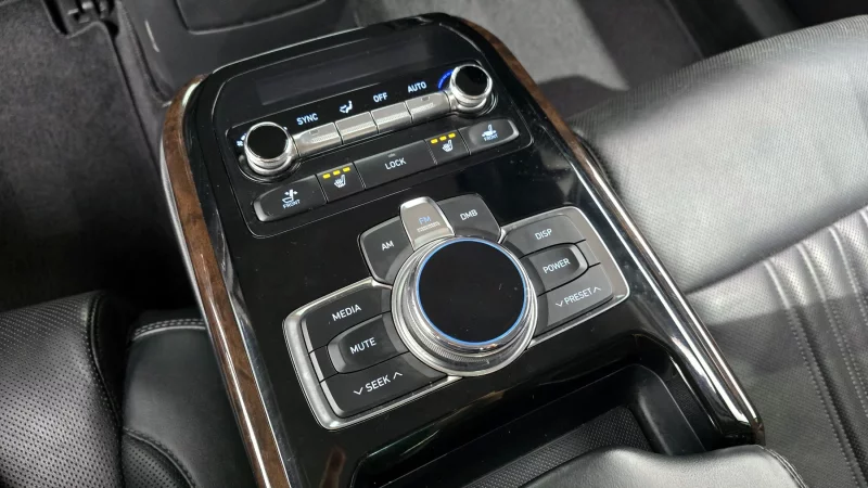 Genesis EQ900