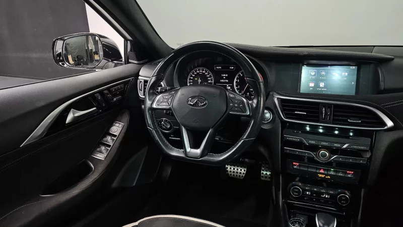 Infiniti Q30