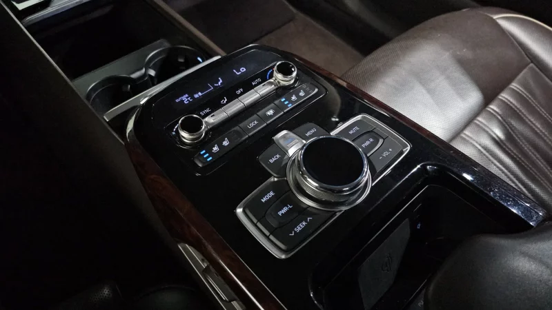 Genesis EQ900