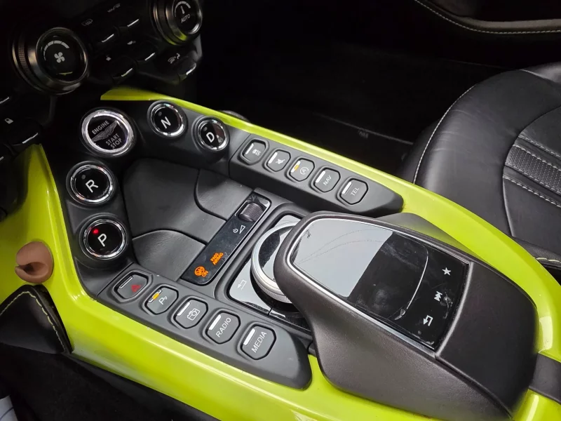 Aston Martin VANTAGE