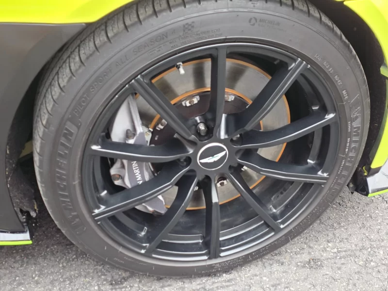 Aston Martin VANTAGE