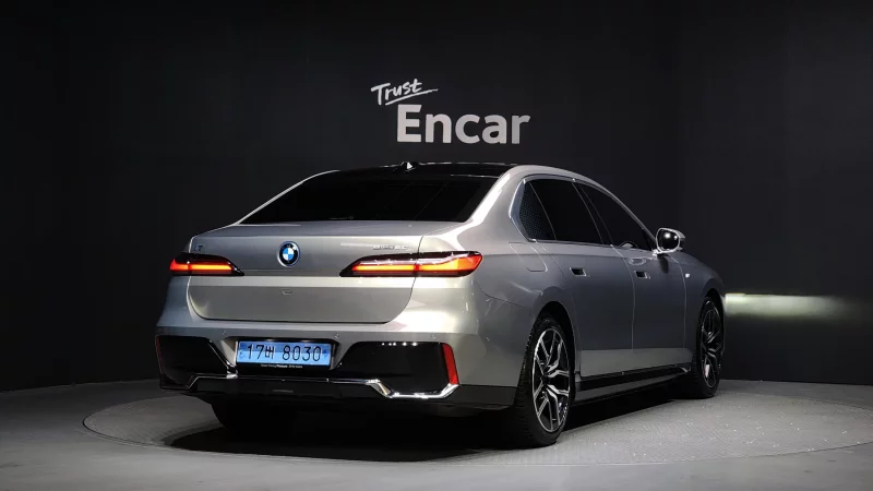 BMW i7