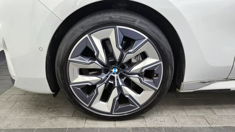 BMW i7
