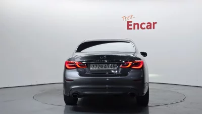 Infiniti Q70